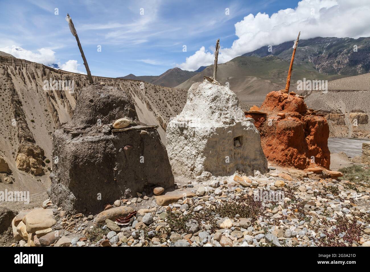 Le lhato gris (protection), blanc (compassion) et rouge (sagesse) (sanctuaires) se trouve dans tout Mustang, au Népal. Banque D'Images
