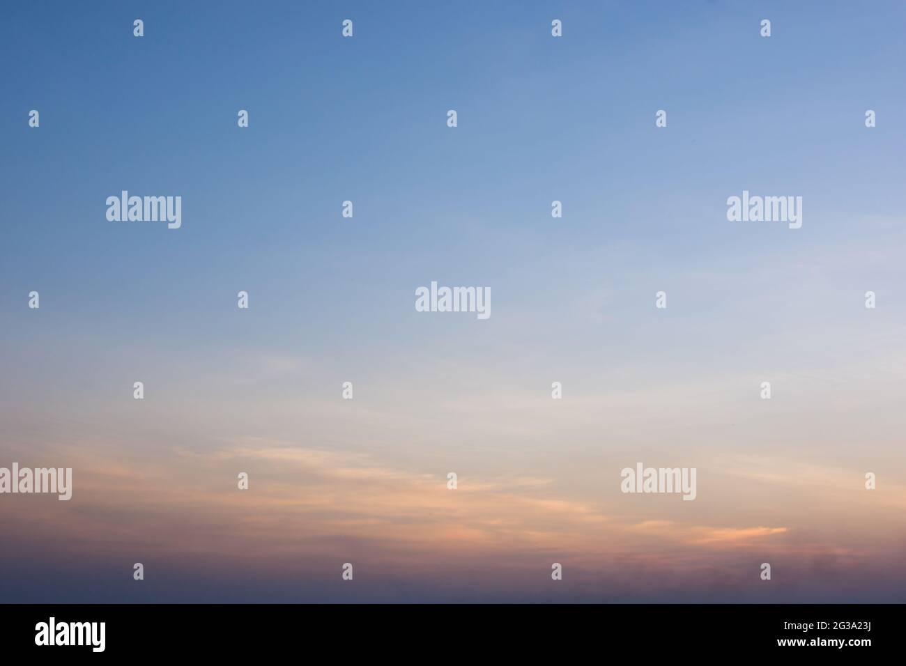 Le ciel dans les tons orange et bleu, l'arrière-plan de la nature. Banque D'Images