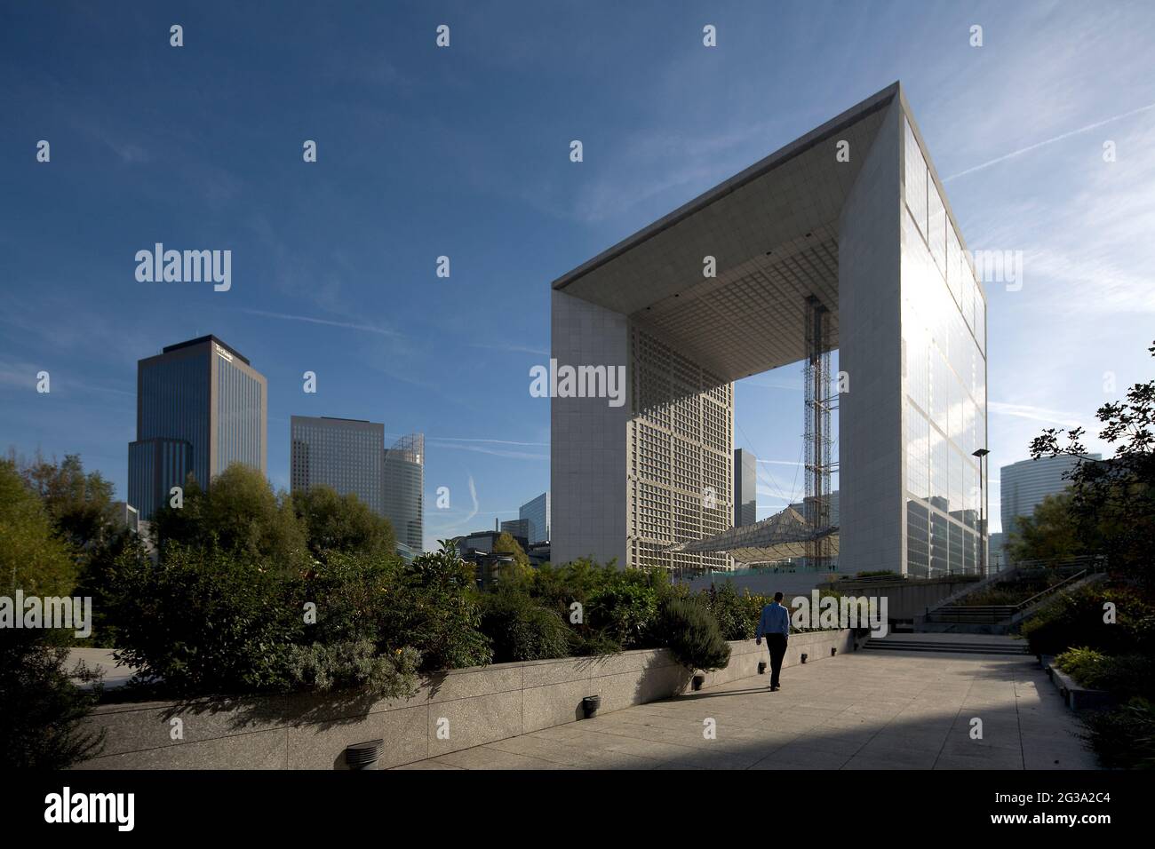 FRANCE, HAUTS DE SEINE (92), PUTEAUX, COURBEVOIE, QUARTIER DES AFFAIRES DE LA DÉFENSE. LA GRANDE ARCHE (SPRECKELSEN) VUE DE DERRIÈRE, À GAUCHE, LE FAUBOURG DE Banque D'Images