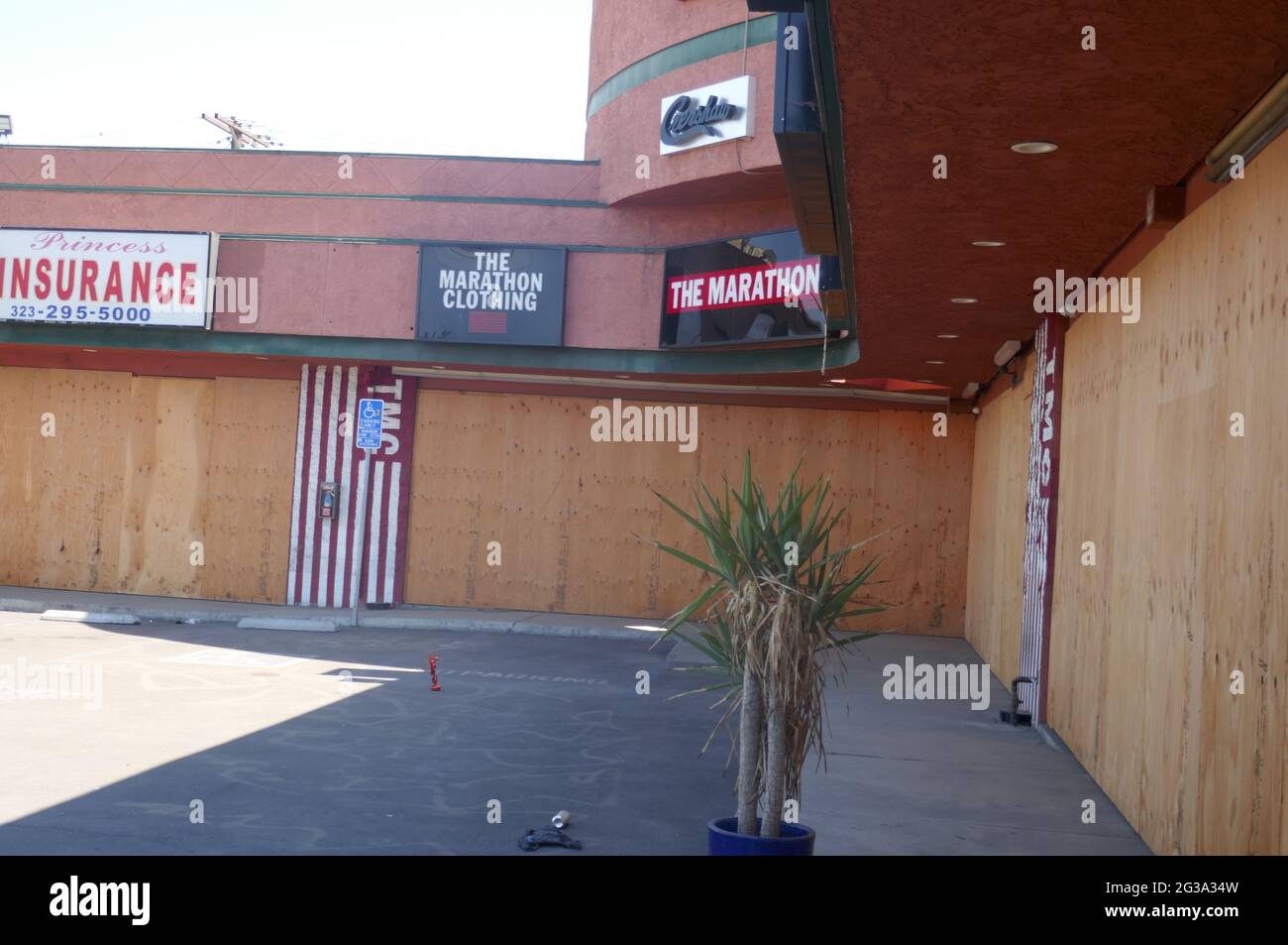 Los Angeles, Californie, États-Unis 14 juin 2021 UNE vue générale de l'atmosphère du magasin de vêtements de marathon de Rapper Nipsey hussle où il a été assassiné le 31 mars 2019, est maintenant monté à bord fermé avec des peintures murales Street Art Memorial le 14 juin 2021 à Los Angeles, Californie, États-Unis. Photo par Barry King/Alay stock photo Banque D'Images