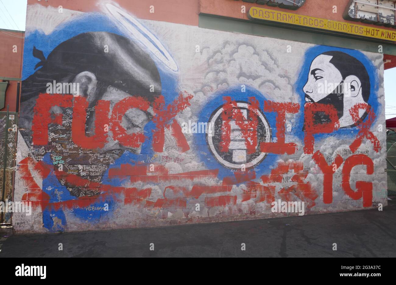 Los Angeles, Californie, États-Unis 14 juin 2021 UNE vue générale de l'atmosphère du magasin de vêtements de marathon de Rapper Nipsey hussle où il a été assassiné le 31 mars 2019, est maintenant monté à bord fermé avec des peintures murales Street Art Memorial le 14 juin 2021 à Los Angeles, Californie, États-Unis. Photo par Barry King/Alay stock photo Banque D'Images