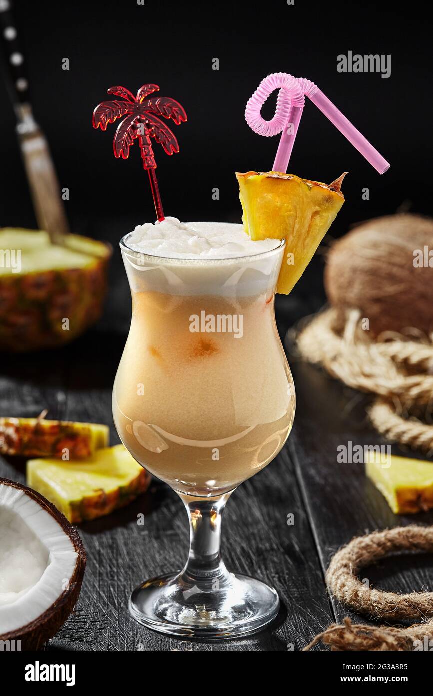 Cocktail de pina colada sans alcool avec jus d'ananas et lait de coco Photo  Stock - Alamy