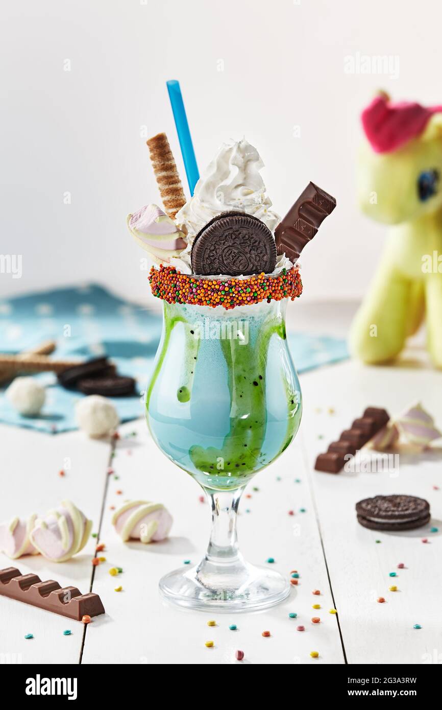 Milk-Shake avec biscuit au chocolat, guimauve et barre de bonbons Photo  Stock - Alamy
