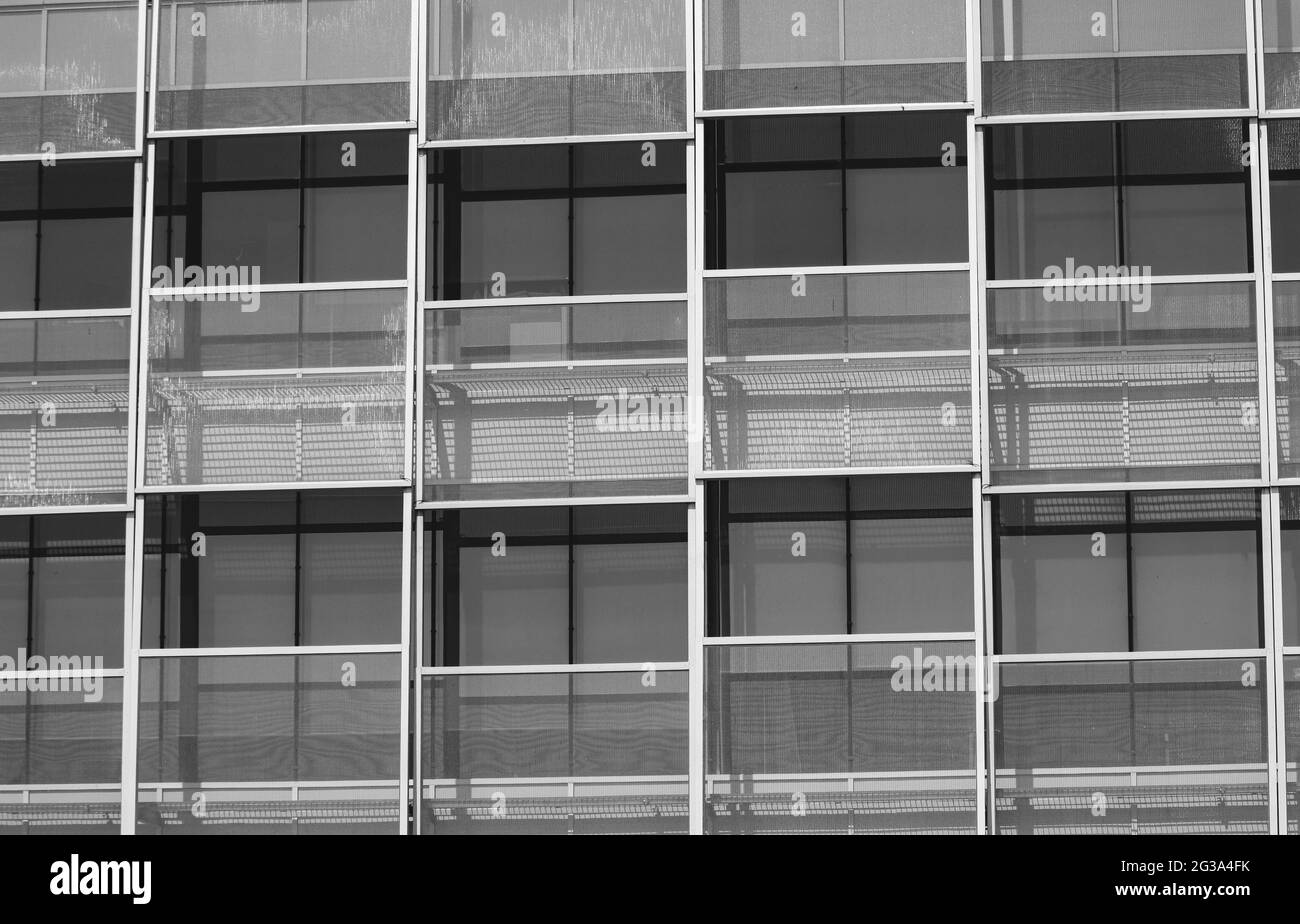 Bâtiment moderne avec des fenêtres en verre Banque D'Images