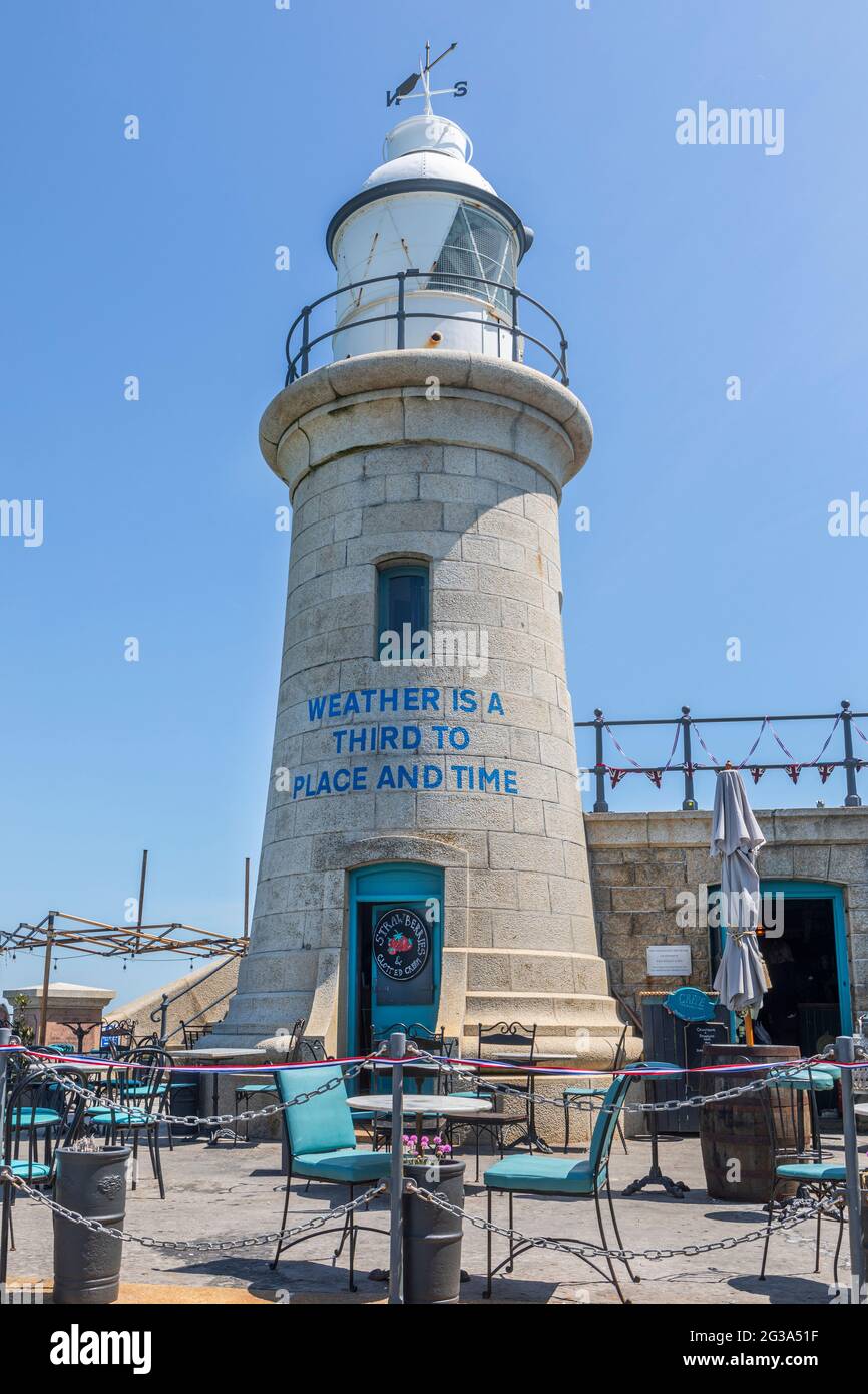 Le phare sur le Folkestone Harbour Arm rénové Banque D'Images