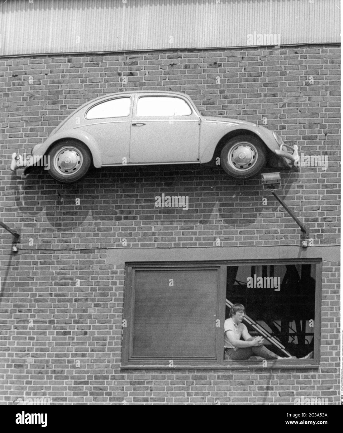 Oddities, moitié VW Beetle sur le mur extérieur, Hambourg, 16.8.1982, DROITS-SUPPLÉMENTAIRES-AUTORISATION-INFO-NON-DISPONIBLE Banque D'Images