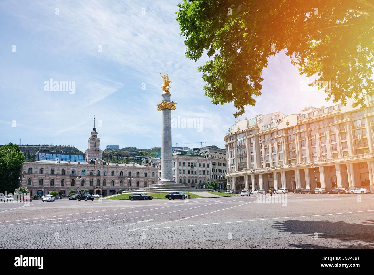 New york, Etats-Unis - 3 juin 2021 : place centrale de Tbilissi, Géorgie, avec statue d'or en milieu de journée ensoleillée Banque D'Images