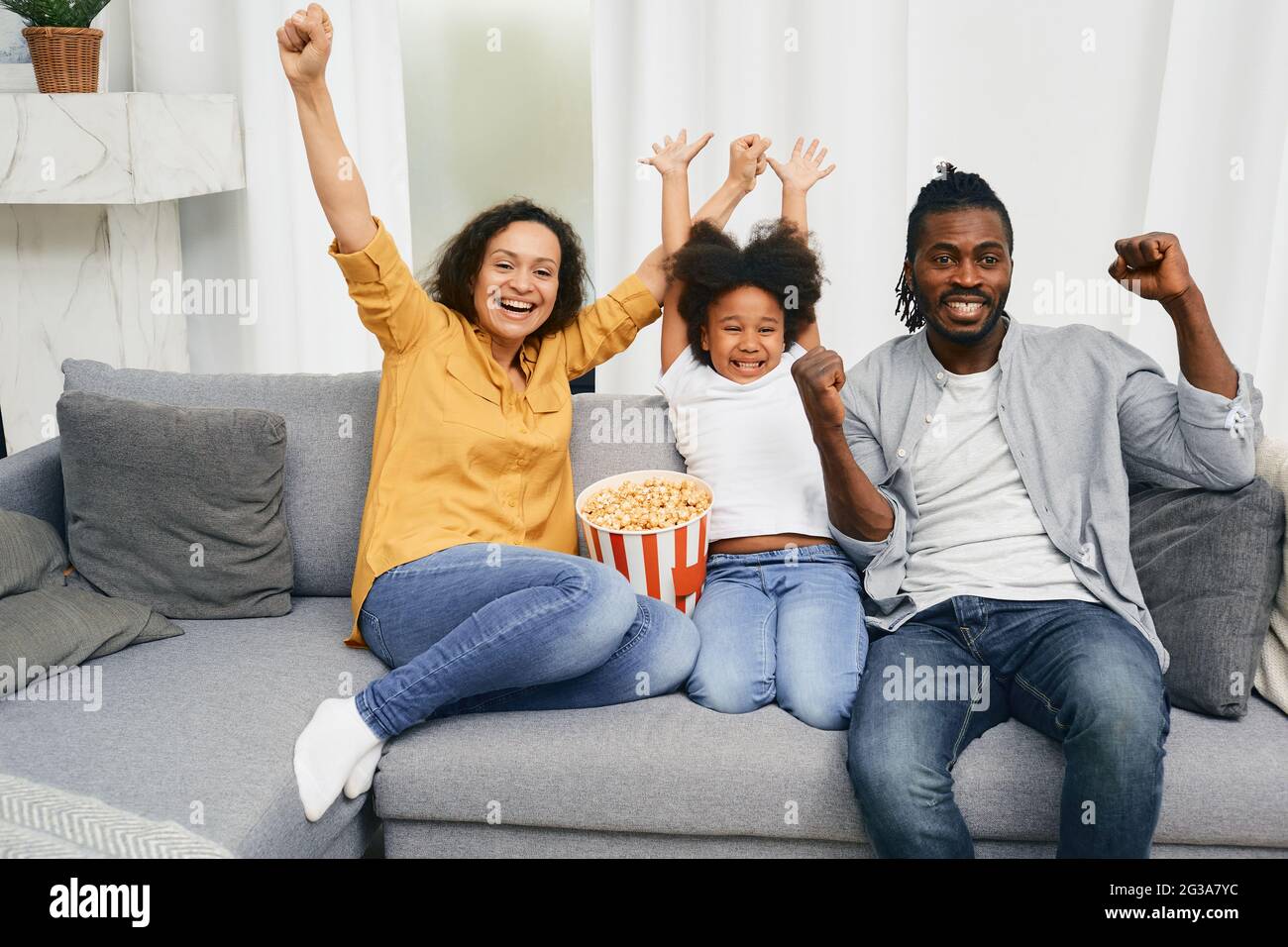 C'est beaucoup de plaisir, la famille afro-américaine apprécie et s'amuse tout en regardant une comédie. Famille Banque D'Images