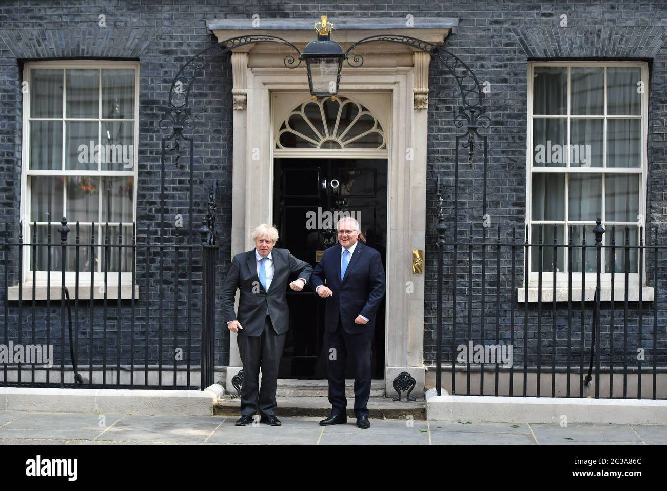 Le Premier ministre Boris Johnson salue le Premier ministre australien Scott Morrison au 10 Downing Street, à Londres, avant une réunion pour annoncer officiellement un accord commercial avec le Royaume-Uni. Ce sera le premier accord commercial du Royaume-Uni entièrement négocié depuis sa sortie de l'Union européenne. Date de la photo: Mardi 15 juin 2021. Banque D'Images