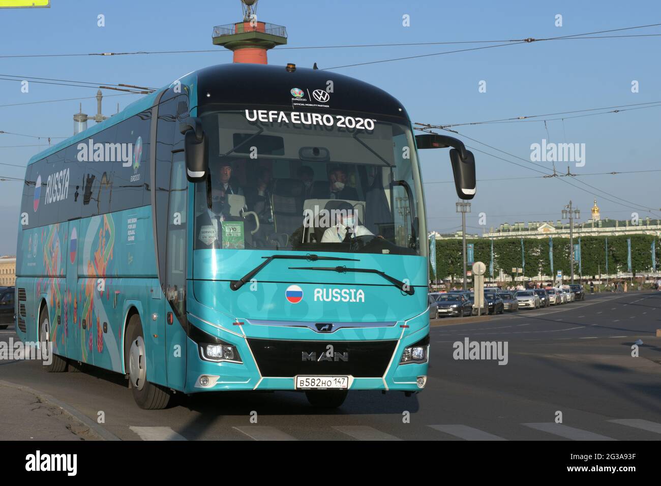 Saint-Pétersbourg, Russie, 12 juin 2021: Bus avec l'équipe nationale Russie sous la colonne Rostral allant au stade Gazprom Arena pour le premier match du groupe B de l'UEFA EURO 2020 Russie contre Belgique. La Belgique a remporté le match 3-0 Banque D'Images