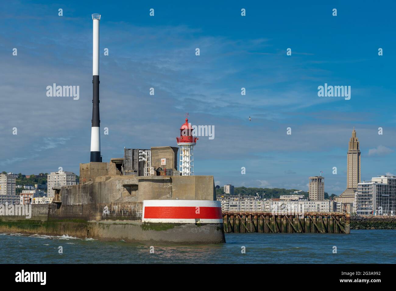 Le Havre, France - 05 30 2019 : vue sur la ville depuis la mer et la tour de contrôle Banque D'Images