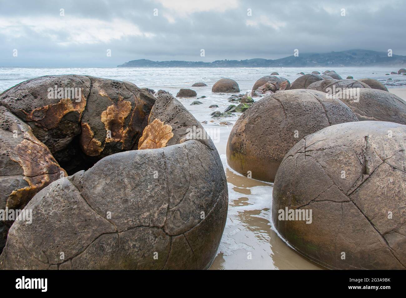 Les Moeraki Boulders sur Koekohe Plage, de l'Otago. Vue rapprochée d'un groupe de rochers sphériques, avec fond de ciel/mer gris Banque D'Images