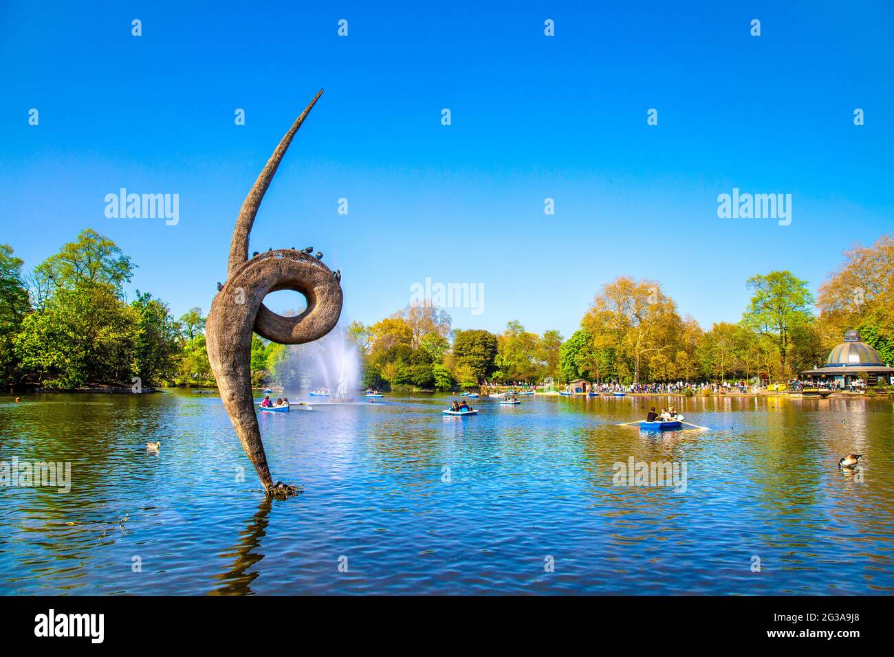 Sculpture de foin d’Erno Bartha et bateaux sur West Boating Lake, Victoria Park, Londres, Royaume-Uni Banque D'Images