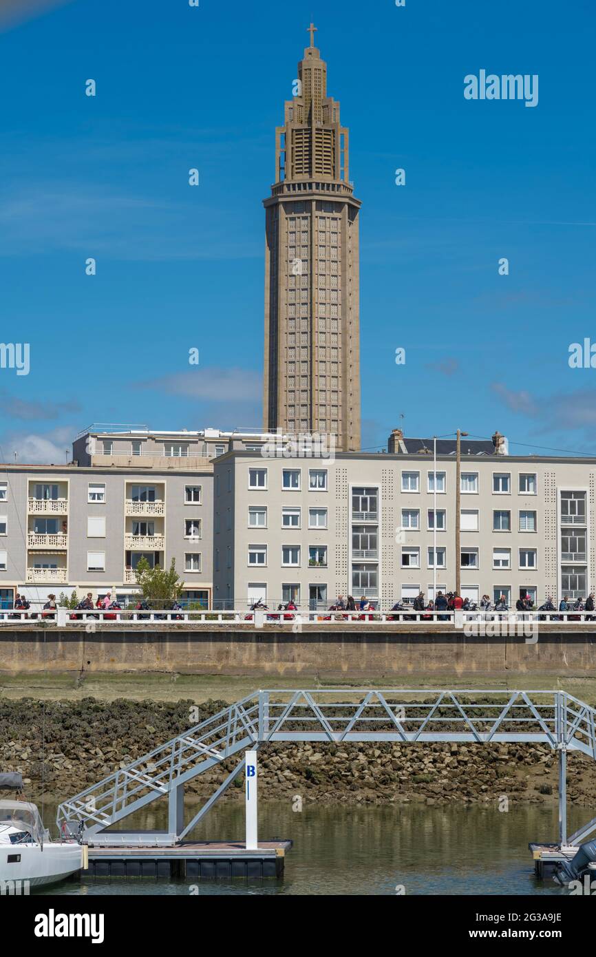 Honfleur, France - 06 01 2019 : vue panoramique sur le port au coucher du soleil Banque D'Images