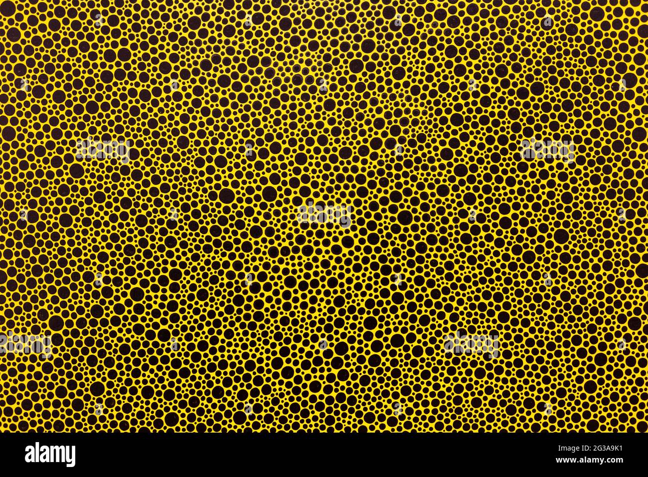 Gros plan des points noirs de Yayoi Kusama sur fond jaune à la galerie Victoria Miro en 2016, Londres, Royaume-Uni Banque D'Images