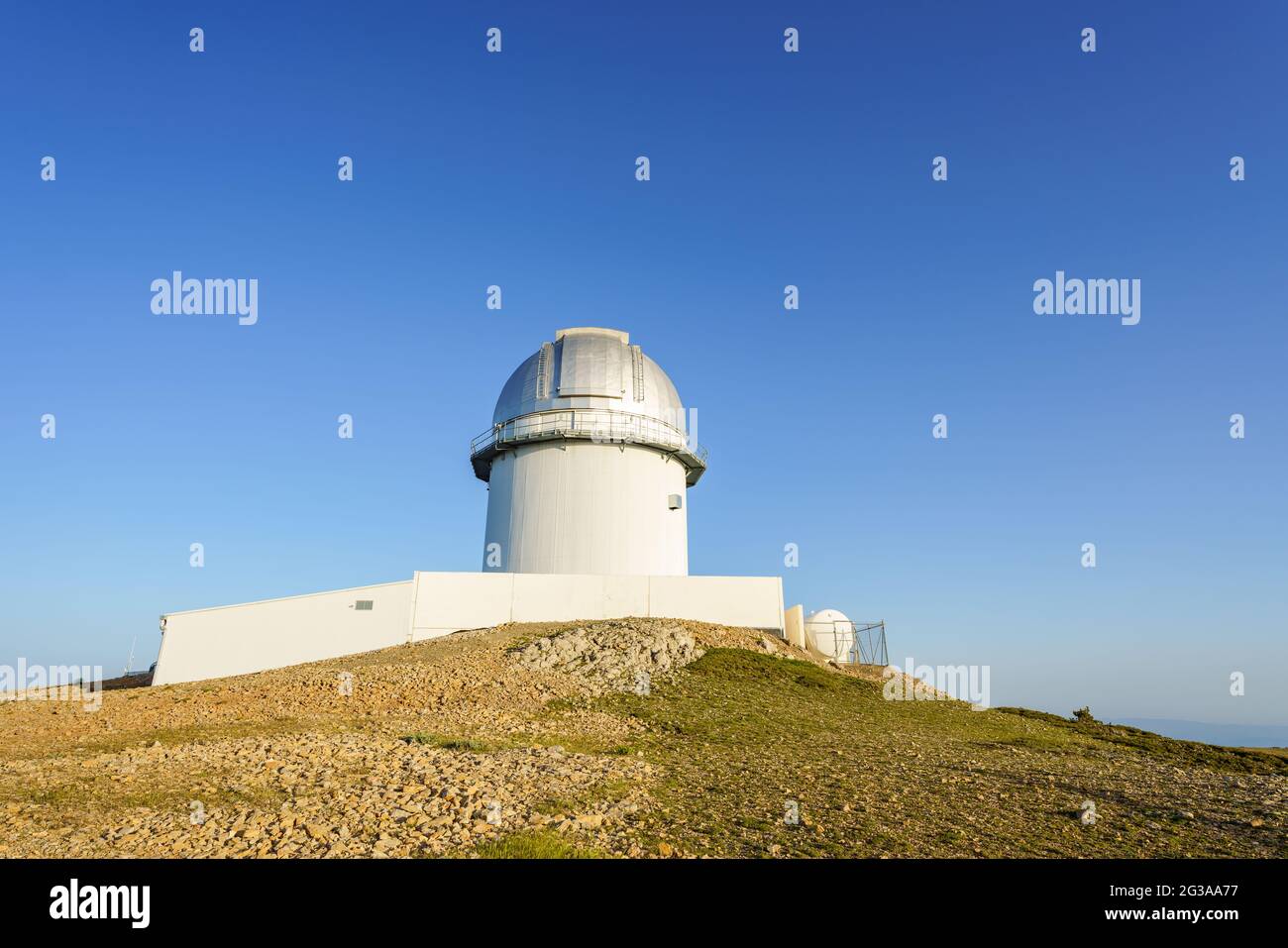Télescope au sommet d'une montagne dans l'Observatoire astrophysique de Javalambre OAJ, Teruel, Espagne Banque D'Images