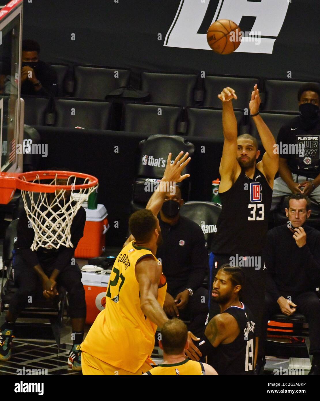 Los Angeles, États-Unis. 14 juin 2021. Le joueur de Los Angeles Clippers Nicolas Batum a obtenu trois points sur le Utah Jazz Center Rudy Gobert (27) lors de la deuxième moitié du jeu 4 de leur deuxième partie, le meilleur des sept séries éliminatoires de la Conférence de l'Ouest, au Staples Center de Los Angeles, le lundi 14 juin 2021. Les Clippers ont battu le Jazz 118-104 même pour la série 2-2. Photo de Jim Ruymen/UPI crédit: UPI/Alay Live News Banque D'Images