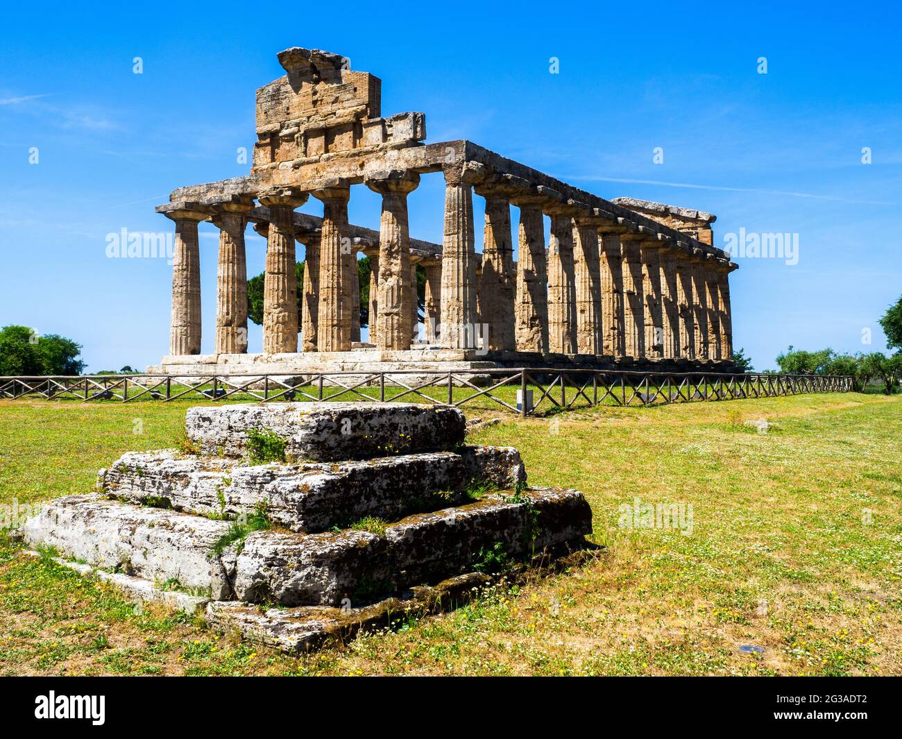 Le temple grec de style dorique d'Athena - zone archéologique de ​​Paestum - Salerne, Italie Banque D'Images