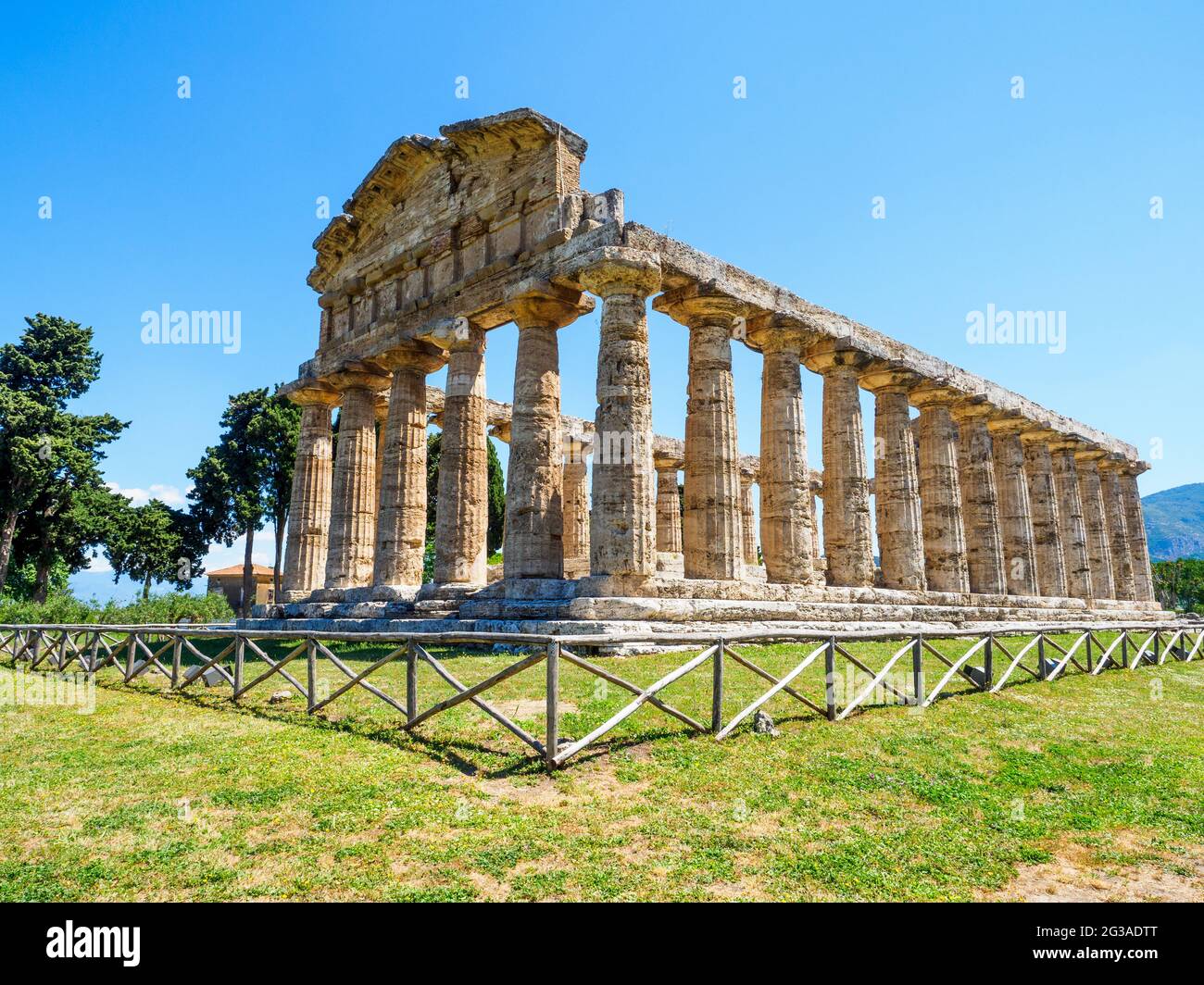 Le temple grec de style dorique d'Athena - zone archéologique de ​​Paestum - Salerne, Italie Banque D'Images