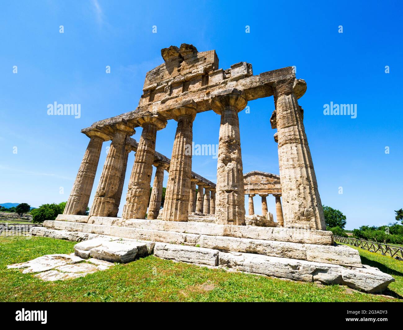 Le temple grec de style dorique d'Athena - zone archéologique de ​​Paestum - Salerne, Italie Banque D'Images