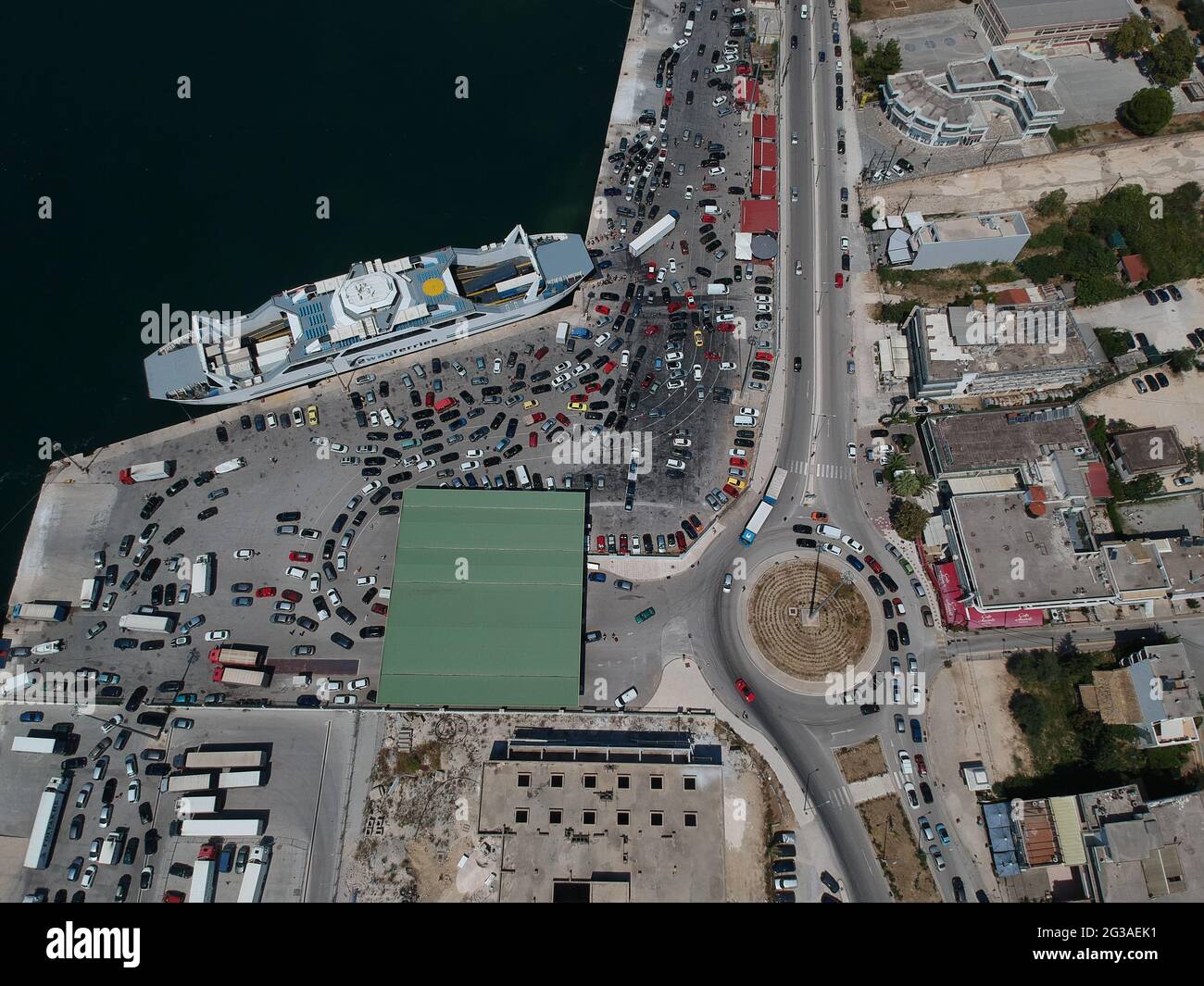 Vue aérienne voitures et camions qui se chargent sur des ferryboats dans le port de la ville d'Igoumenitsa en Grèce pour se rendre à l'île de Corfou Banque D'Images