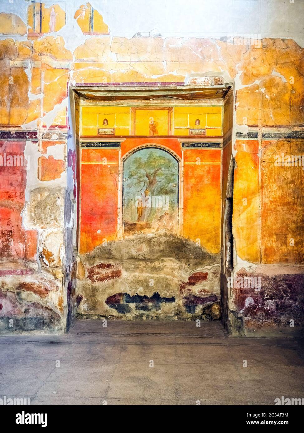 Calidarium (la salle chaude d'un bain romain) avec une grande fresque de la scène mythologique d'Hercules dans le jardin des Hesperides - Oplontis connu sous le nom de Villa Poppea à Torre Annunziata - Naples, Italie Banque D'Images