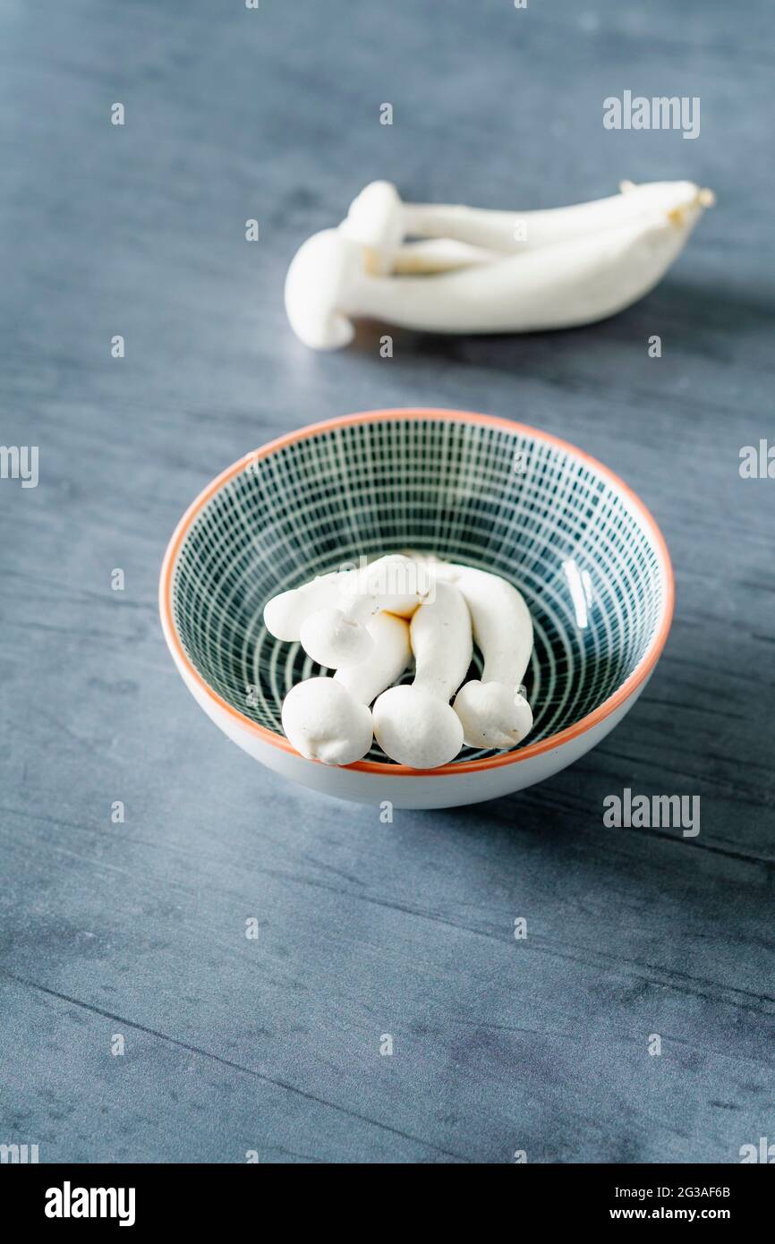 Champignon Enoki asiatique blanc, nourriture végétarienne brute, champignon, gros plan Banque D'Images