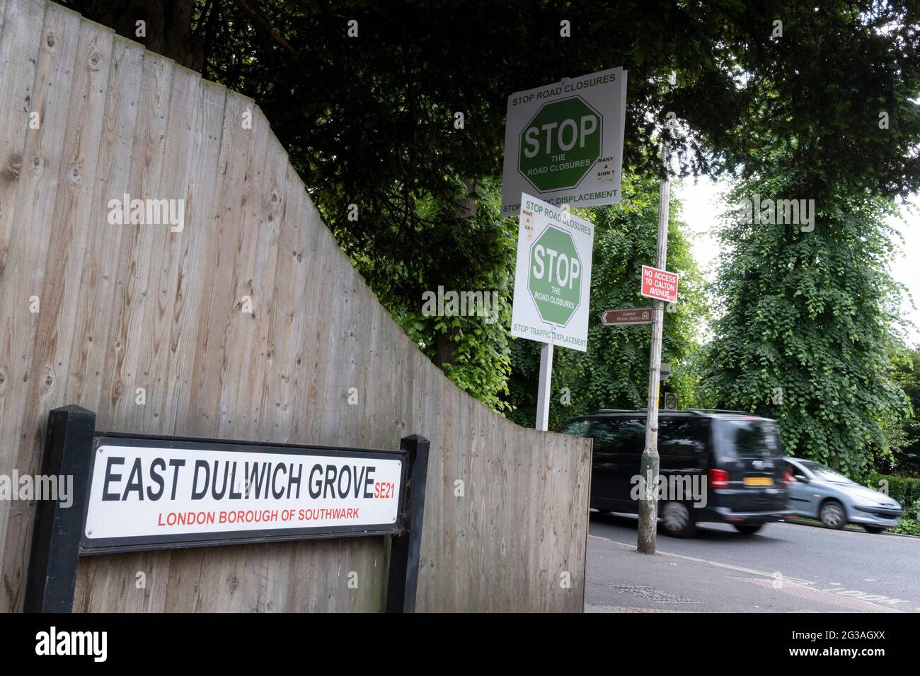 Des pancartes exprimant le sentiment des résidents contre les fermetures de routes locales où des restrictions pendant les heures de pointe du matin et de l'après-midi empêchent la circulation de traverser le village de Dulwich, le 14 juin 2021, à Londres, en Angleterre. Banque D'Images