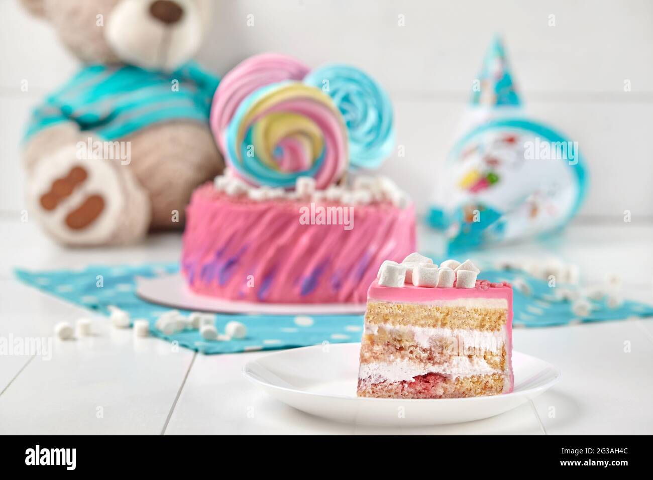 Morceau De Gateau Eponge Avec Creme De Yaourt Banane Et Fraise Photo Stock Alamy