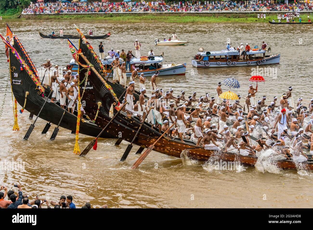 Aranmula, 08 septembre, 2017: Quatre bateaux décorés avec des gardes-mer dans la pratique traditionnelle de costume pour la course de bateau de serpent dans la rivière Pamba à Aranmula, Kerala Banque D'Images