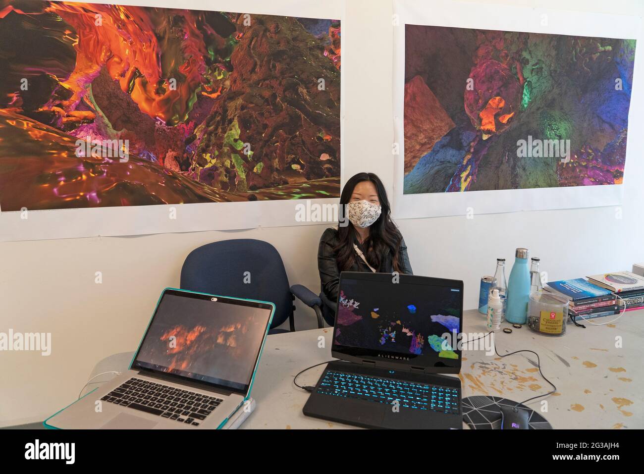 Snow Yunxue Fu dans son espace de travail au LMCC Arts Center sur Governors Island dans le port de New York. Fu est un nouvel artiste, conservateur et professeur de médias. Banque D'Images