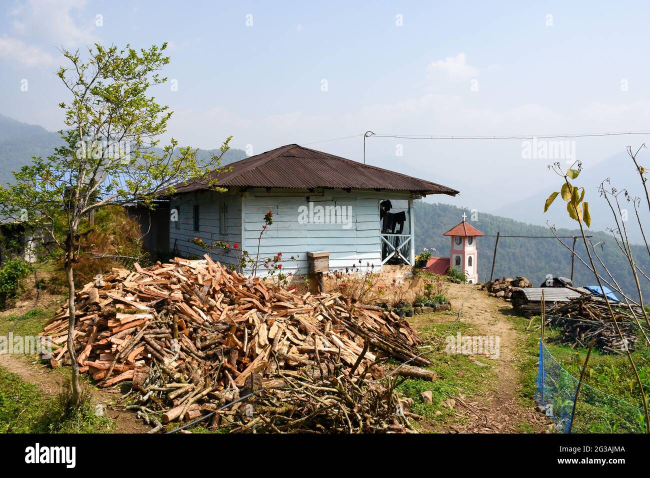 Une maison de village typique et des sentiers et du bois de feu dans le village de l'Himalaya. Banque D'Images