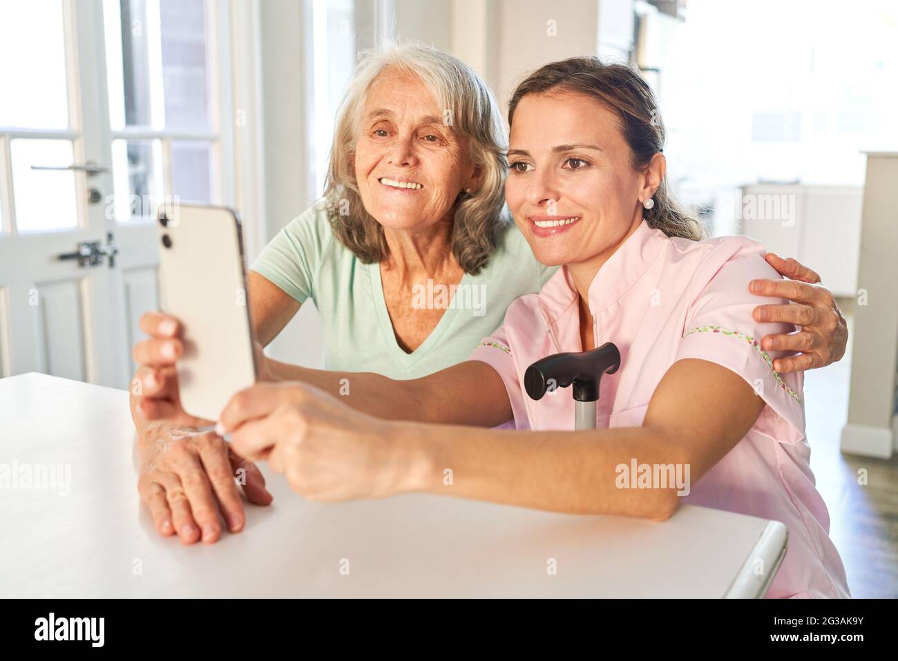 La mère et la fille de l'aîné diffusent de la vidéo sur leur smartphone ou sur les réseaux sociaux Banque D'Images