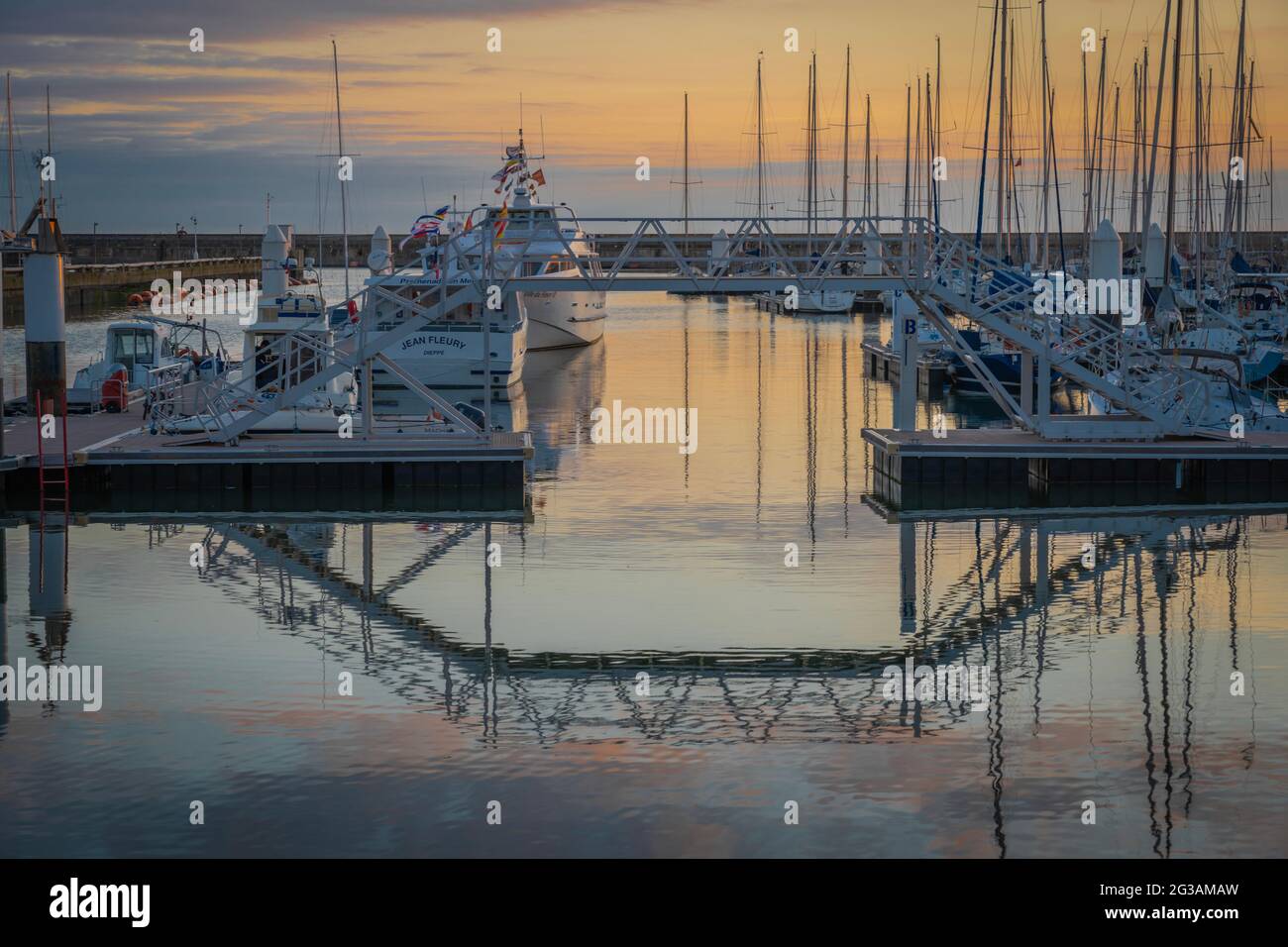 Le Havre, France - 05 30 2019 : magnifique coucher de soleil sur la marina Banque D'Images