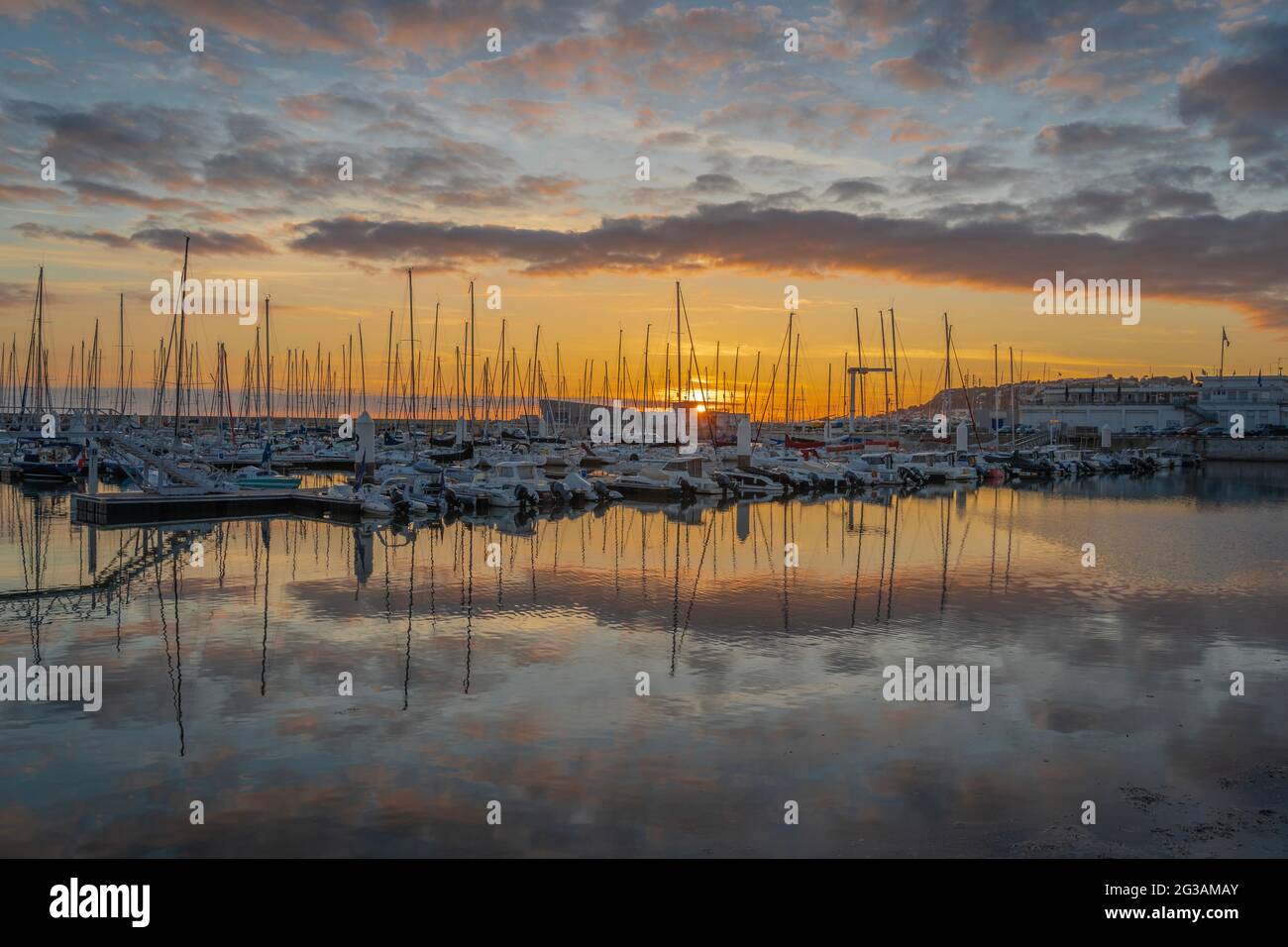 Le Havre, France - 05 30 2019 : magnifique coucher de soleil sur la marina Banque D'Images
