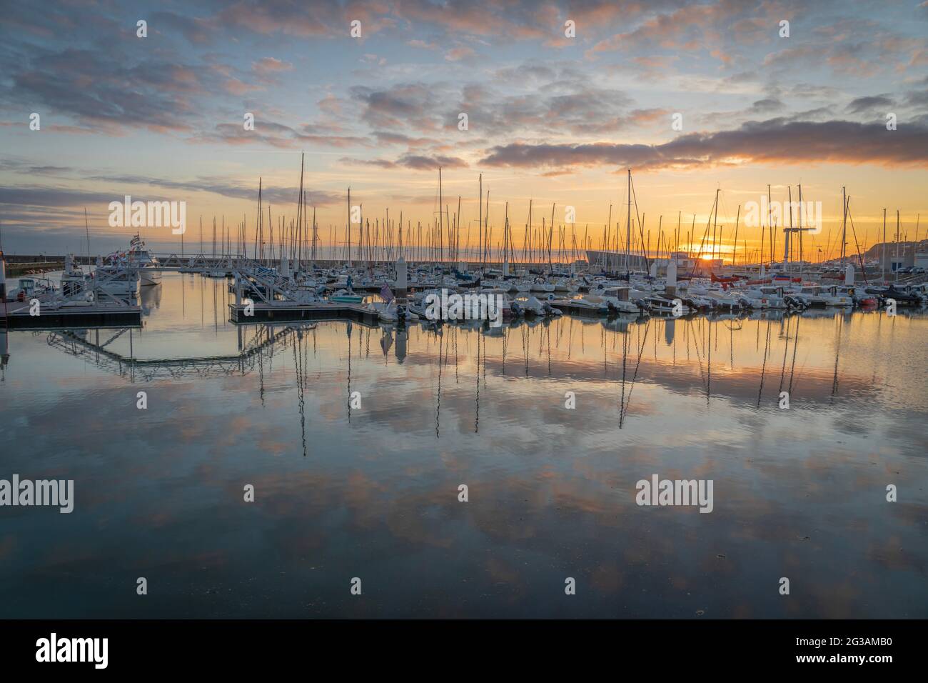 Le Havre, France - 05 30 2019 : magnifique coucher de soleil sur la marina Banque D'Images