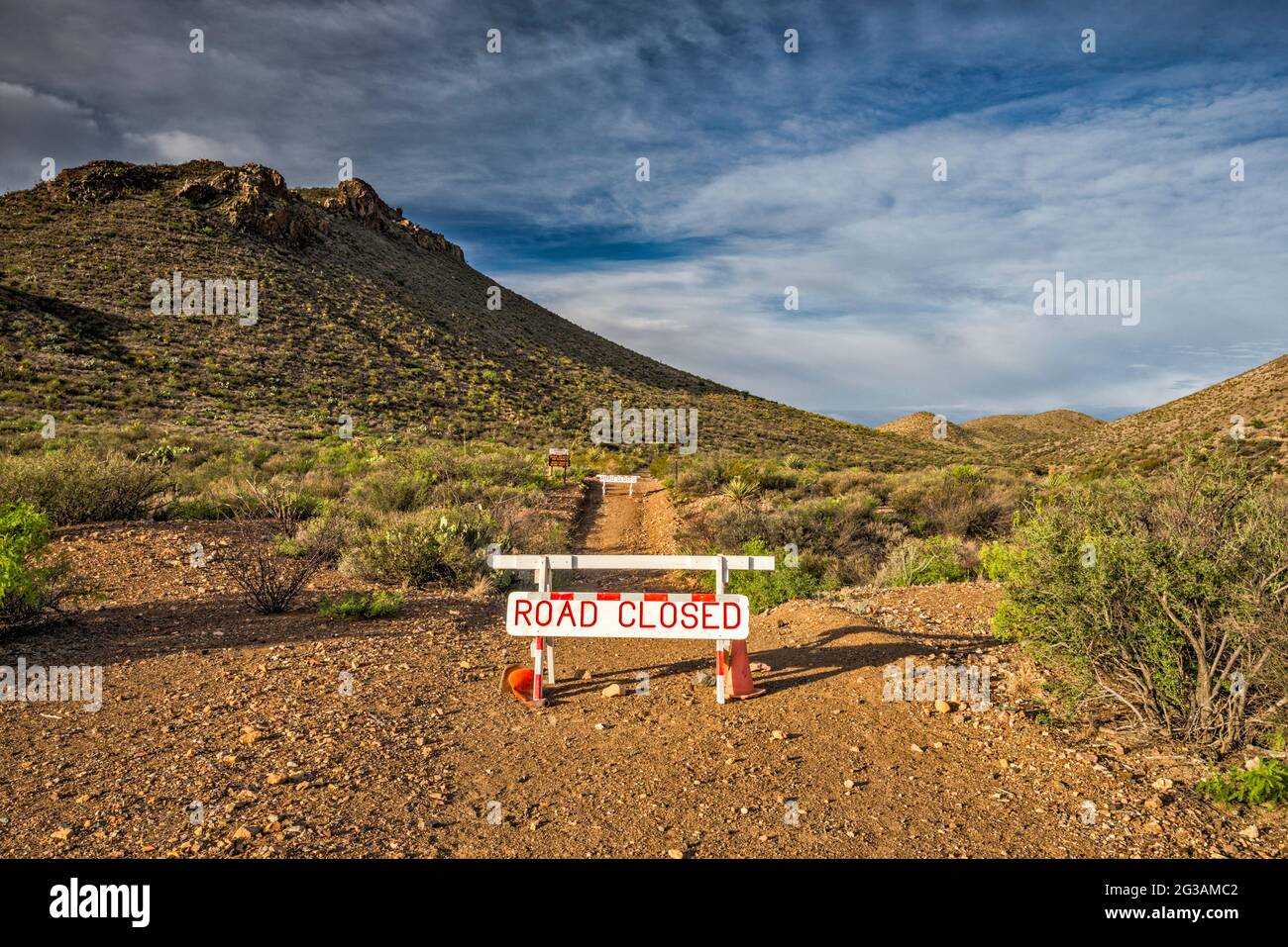 Route fermée, panneau à Tres Papalotes, camping dans la région d'El Solitario, dôme volcanique effondré et érodé, parc national de Big Bend Ranch, Texas, États-Unis Banque D'Images