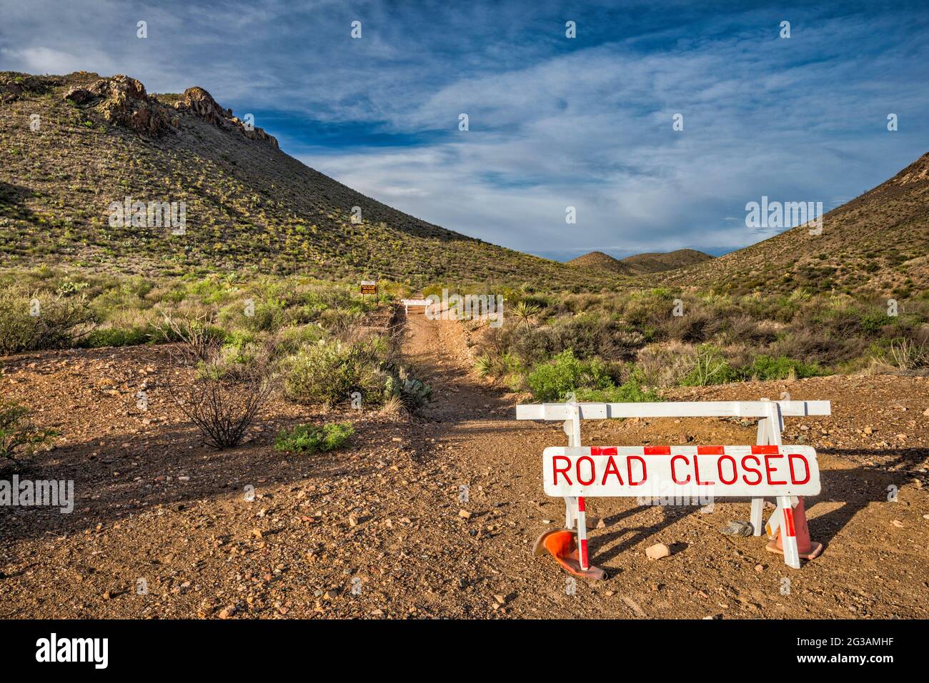 Route fermée, panneau à Tres Papalotes, camping dans la région d'El Solitario, dôme volcanique effondré et érodé, parc national de Big Bend Ranch, Texas, États-Unis Banque D'Images