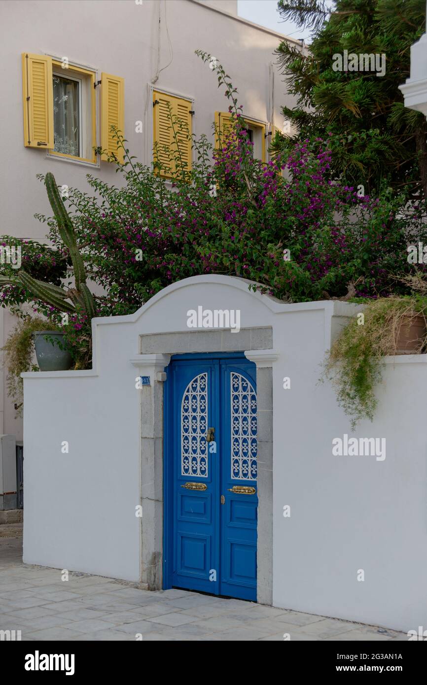 Belle porte bleue dans un mur blanc dans le style des stations européennes. Bodurm, Turquie. Banque D'Images