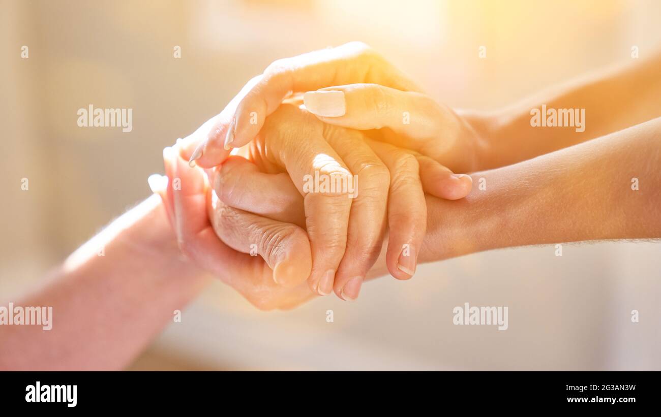Tenir les mains des aînés pour leur confort comme soutien et sympathie Banque D'Images
