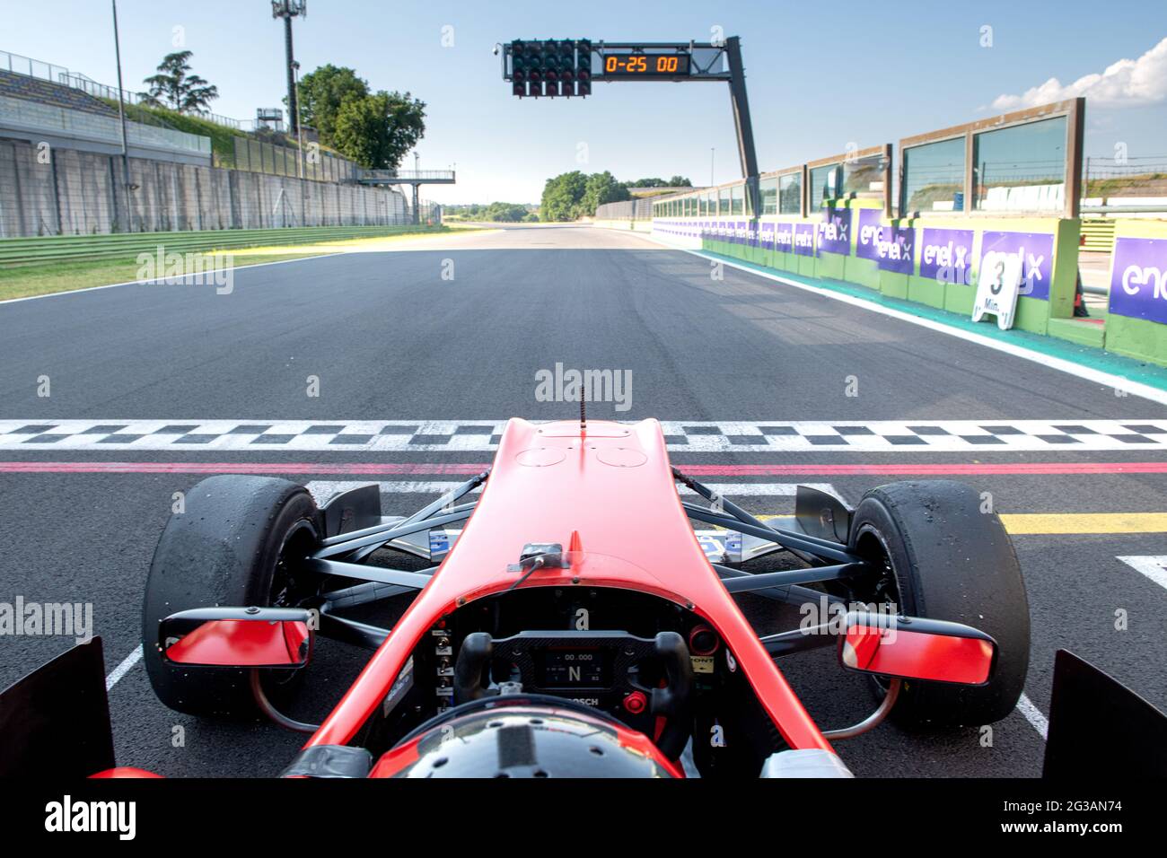 Vallelunga juin 13 2021, série Fx. Piste de circuit d'asphalte vide du point de vue du conducteur de voiture de course, concept de démarrage rapide à partir de la position de pôle Banque D'Images