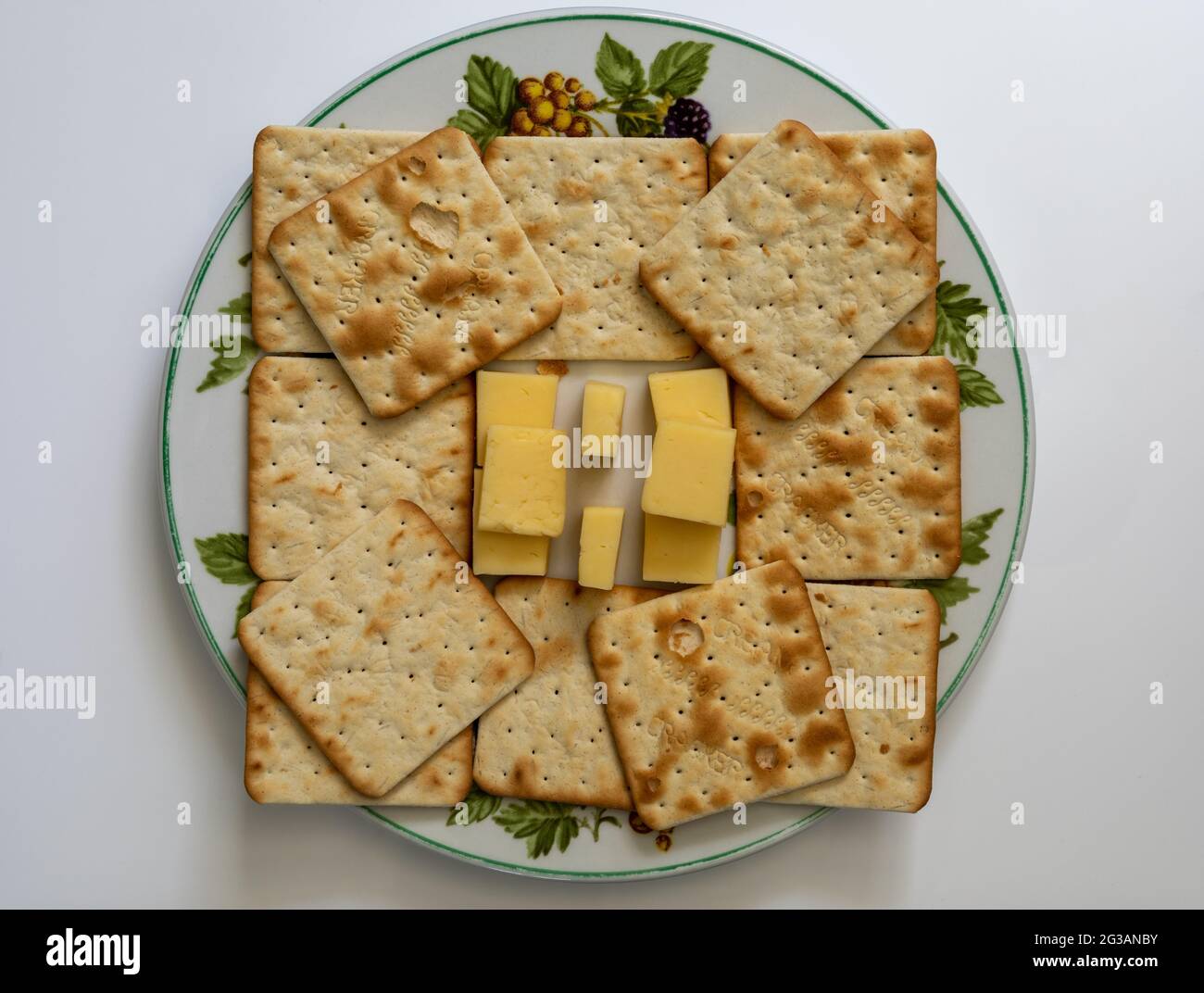 désert composé d'un plateau de fromage et de biscuits Banque D'Images