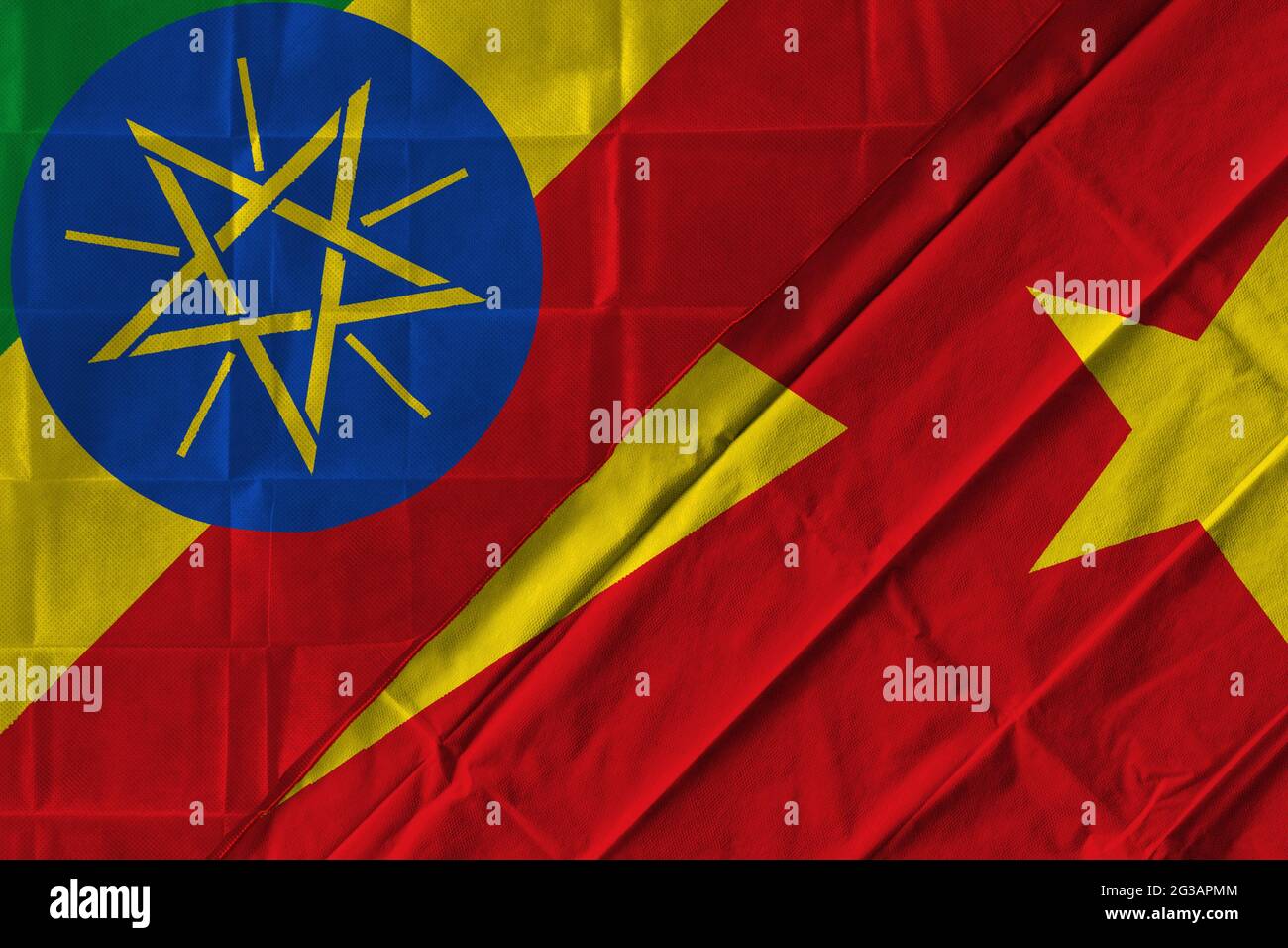 Concept de la relation entre l'Éthiopie et la région éthiopienne Tigray avec deux drapeaux l'un sur l'autre Banque D'Images