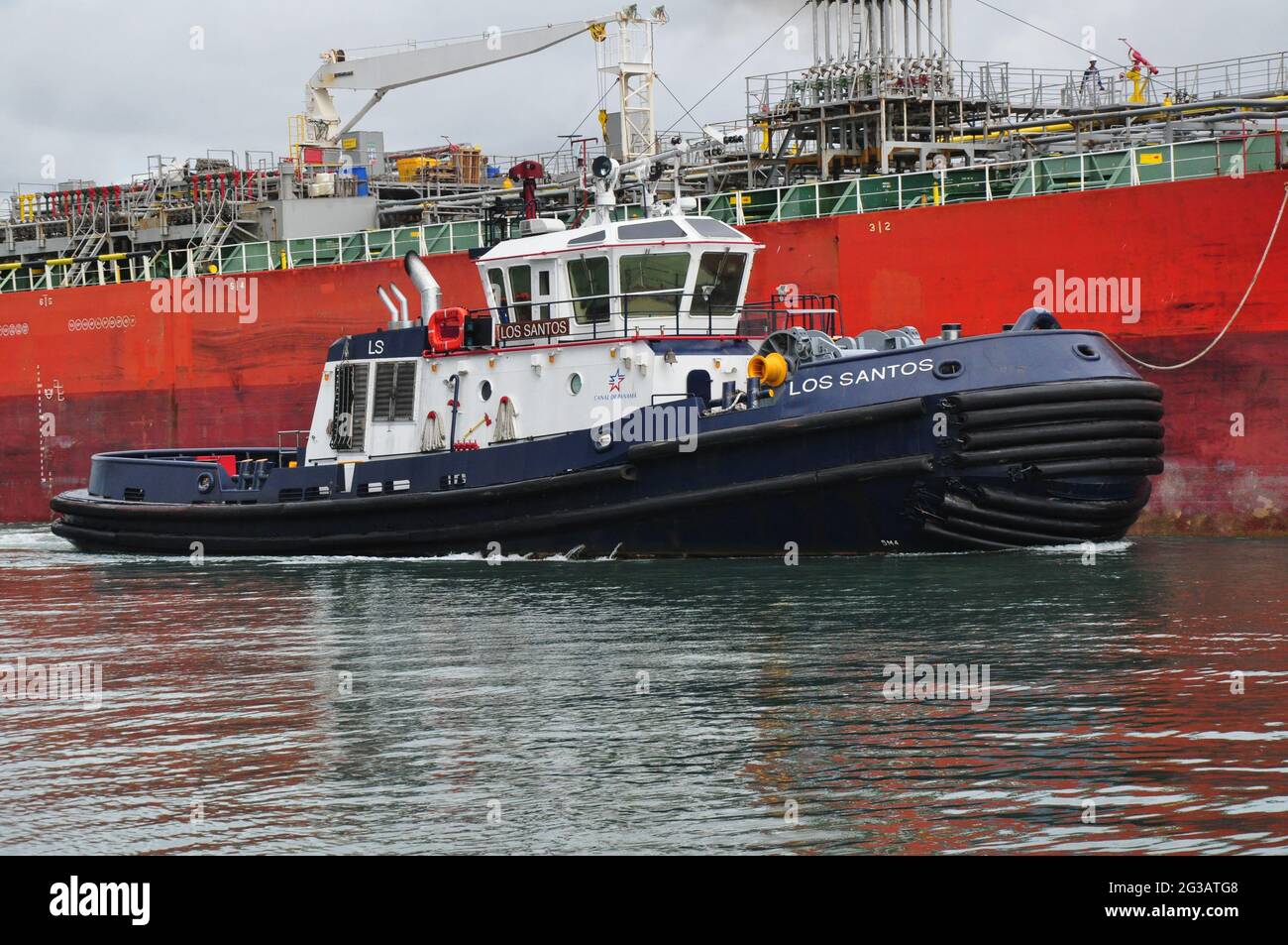 Bateau à remorqueurs qui guide un navire à travers le canal de Panama Banque D'Images