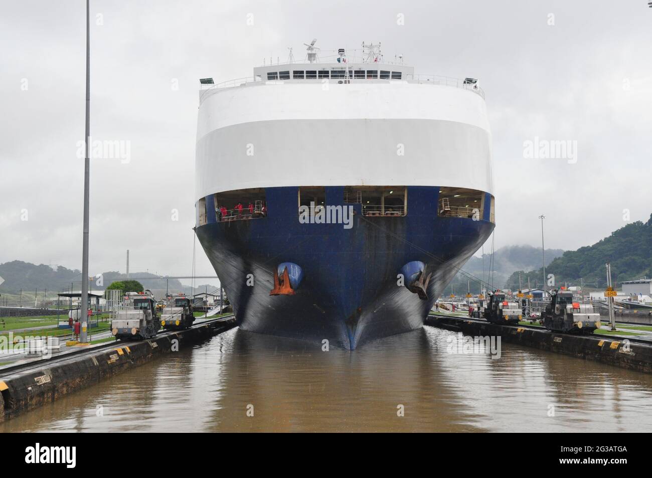 Navire transitant par le canal de panama Banque D'Images