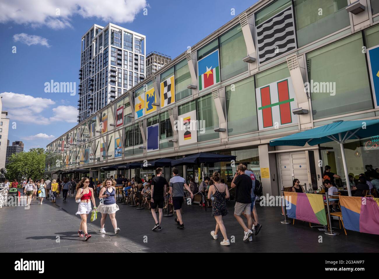 Les gens marchent le long de la zone de South Bank dans le centre de Londres, Angleterre, Royaume-Uni Banque D'Images