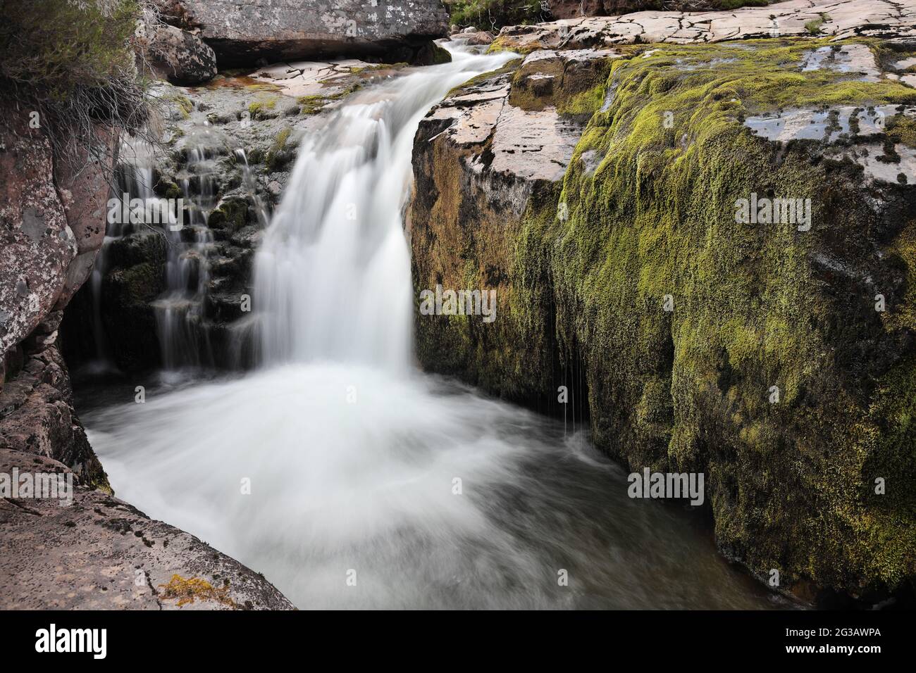 Petite chute d'eau dans la séquence des chutes connue collectivement sous le nom de Ardessie Falls près de Dundonnell, NW Highlands, Écosse, Royaume-Uni Banque D'Images