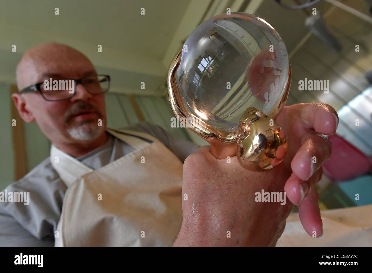 La production de Crystal Globes par Moser Glassworks pour le 55e Festival International du film de Karlovy Vary (KVIFF), est vue à Karlovy Vary, République Tchèque, le 15 juin 2021. Le festival aura lieu du 20 au 28 août 2021. (CTK photo/Slavomir Kubes) Banque D'Images