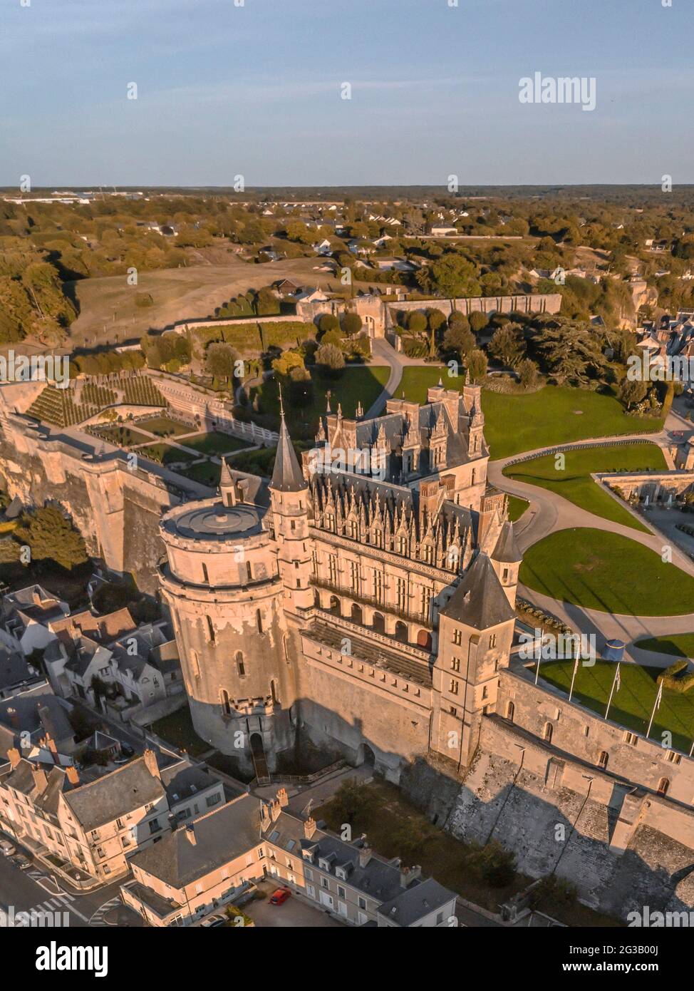 FRANCE - VAL DE LOIRE - INDRE ET LOIRE (37) - CHÂTEAU D'AMBOISE : VUE AÉRIENNE DU NORD-OUEST, AU COUCHER DU SOLEIL. SUR LA GAUCHE, LA TOUR MINIMES. SUR LE R Banque D'Images