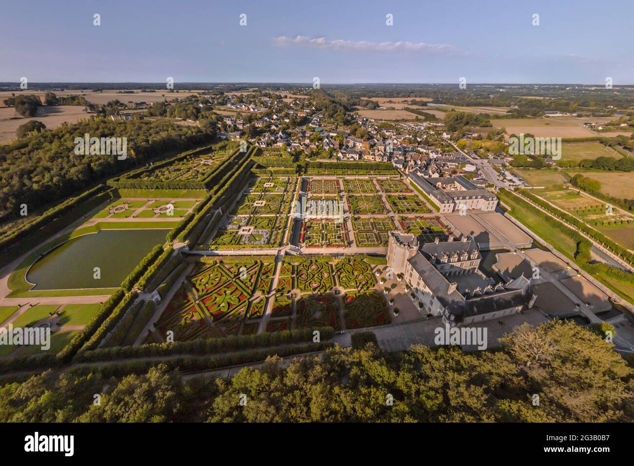 FRANCE - VAL DE LOIRE - INDRE ET LOIRE (37) - CHÂTEAU DE VILLANDRY ET SES JARDINS : VUE AÉRIENNE DU NORD-EST. EN BAS À DROITE, LE CAS RENAISSANCE Banque D'Images